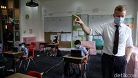 Kepala Sekolah North Jakarta Intercultural School (NJIS) Gerald Donovan memberikan pelajaran kepada murid saat uji coba belajar tatap muka di kawasan NJIS, Kelapa Gading, Jakarta Utara, Rabu (9/6). 