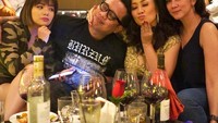 Wah seru banget, Gofar asyik nongkrong seru bareng cewek-cewek cantik. Gofar tampak paling tampan dikelilingi 3 wanita sekaligus. Foto: instagram Gofar Hilman