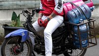 Pria gokil yang hobi melontarkan candaan ini juga punya koleksi foto gokil. Lihat saja aksinya saat jadi tukang pengantar gas dan galon. Sudah pantas belum?  Foto: instagram Gofar Hilman