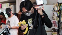 Gofar Hilman ternyata juga hobi belanja. Lihat saja aksinya saat memborong satu sisir pisang. Ia tak lupa membawa tas belanja sendiri sebagai langkah mengurangi penggunaan plastik sekali pakai.  Foto: instagram Gofar Hilman