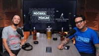 Siaran bareng Eno Netral, Gofar menyuguhi minuman dingin. Keduanya tampak asyik ngobrol sambil meneguk minuman. Sluurp! Foto: instagram Gofar Hilman