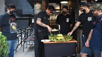 Aksi potong tumpeng ini menjadi simbolis dibukanya Lawless Burger. Bersama rekan-rekannya, habis potong tumpeng mereka makan bersama. Kebersamaan ini yang membuat pertemanan semakin akrab.  Foto: instagram Gofar Hilman