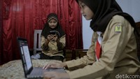 Rahma Aulia dan Kayla Putri siswi Sekolah Dasar Negeri Pademangan Barat 03 dan SDN Pademangan Barat 01 tengah mengikuti ujian sekolah secara daring dari rumah, Jakarta, Rabu (9/6/2021).