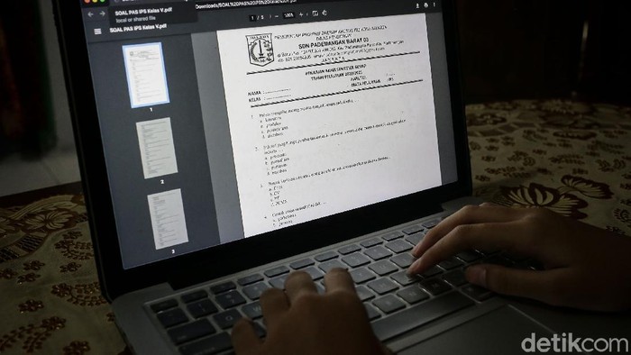 Siswa SD Mengikuti Ujian Rahma Aulia dan Kayla Putri siswi Sekolah Dasar Negeri Pademangan Barat 03 dan SDN Pademangan Barat 01 tengah mengikuti ujian sekolah secara daring dari rumah, Jakarta, Rabu (9/6/2021).