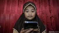 Siswi SD se-Jakarta mengikuti ujian kenaikan kelas pada minggu ini. Mereka mengikuti ujian kenaikan kelas selama 5 hari.