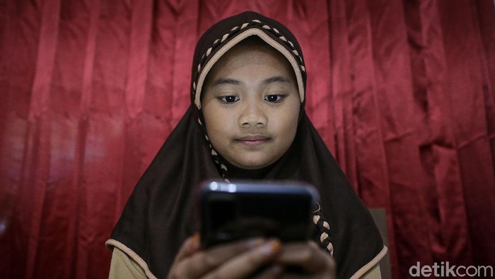 Siswa SD Mengikuti Ujian Rahma Aulia dan Kayla Putri siswi Sekolah Dasar Negeri Pademangan Barat 03 dan SDN Pademangan Barat 01 tengah mengikuti ujian sekolah secara daring dari rumah, Jakarta, Rabu (9/6/2021).