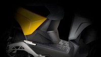 Selanjutnya varian One+, dibekali unit baterai lebih besar, yakni 2,3 kWh. Top speed yang bisa diraih juga lebih tinggi, mencapai 55 km/jam. Sementara untuk jangkauan tempuhnya mencapai 100 km dalam sekali pengisian daya. Foto: Piaggio