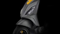Varian dasar alias One, mendapatkan baterai 48 volt 1,8 kWh bersama dengan motor listrik penggerak 1,2 kW, yang bisa menghasilkan kecepatan puncak 45 km/jam dan menghasilkan torsi 85 Nm. Spek ini mampu menjangkau jarak 55 km dengan sekali pengisian daya. Foto: Piaggio