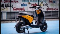 Bicara fitur, Piaggio One dibekali sistem pencahayaan full LED yang modern. Selain itu, motor ini dilengkapi panel instrumen digital dengan sensor, yang secara otomatis bisa mencerahkan atau meredupkan layar, sesuai kondisi sekitar. Foto: Piaggio