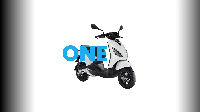 Dikutip dari Carandbike, Piaggio One akan ditawarkan dalam tiga varian, yakni One, One+, dan One Active. Ketiga varian tersebut memiliki desain fitur, dan waktu pengisian baterai (6 jam) yang kurang lebih sama. Perbedaan besar ada di bagian baterai dan motor penggeraknya. Foto: Piaggio