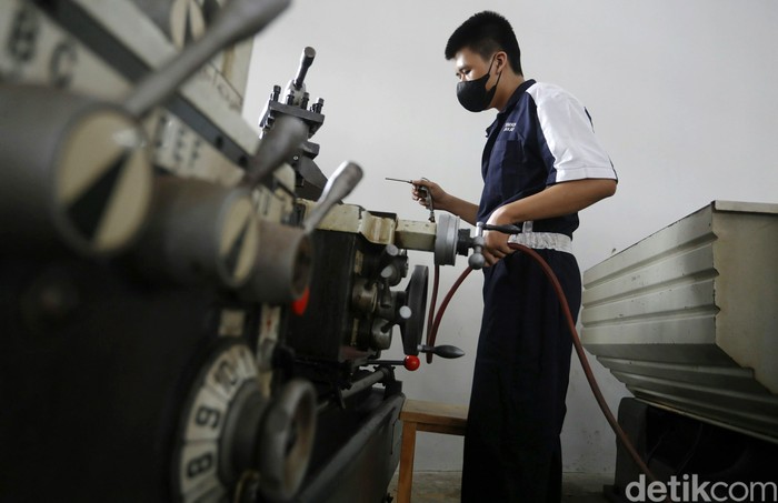Dinas Pendidikan DKI Jakarta akan menggelar uji coba tahap kedua belajar tatap muka yang dimulai, Rabu (09/06/2021). Salah satunya SMKN 5 Jakarta Timur. Sebanyak 9 siswa jurusan tehnik melakukan belajar praktek mesin dengan tatap muka.