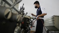 Pelajaran praktek ini diikuti 9 siswa jurusan tehnik melakukan belajar praktek mesin.