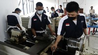 Dalam pelajaran praktek ini, sebanyak 9 siswa diawasi oleh satu guru.