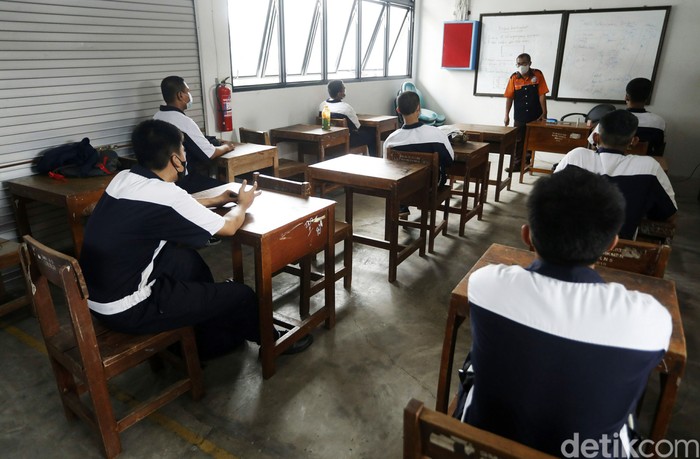 Dinas Pendidikan DKI Jakarta akan menggelar uji coba tahap kedua belajar tatap muka yang dimulai, Rabu (09/06/2021). Salah satunya SMKN 5 Jakarta Timur. Sebanyak 9 siswa jurusan tehnik melakukan belajar praktek mesin dengan tatap muka.
