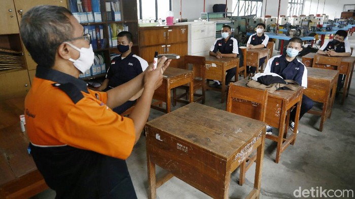 Suasana Belajar Praktek dengan Tatap Muka di SMKN 5 Jakarta Dinas Pendidikan DKI Jakarta akan menggelar uji coba tahap kedua belajar tatap muka yang dimulai, Rabu (09/06/2021). Salah satunya SMKN 5 Jakarta Timur. Sebanyak 9 siswa jurusan tehnik melakukan belajar praktek mesin dengan tatap muka.