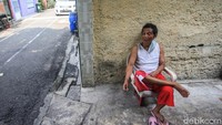 Hanya beberapa warga yang terlihat beraktivitas di RW tersebut.