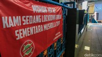 Suasana di RW tersebut tampak sepi setelah diberlakukannya lockdown terbatas.
