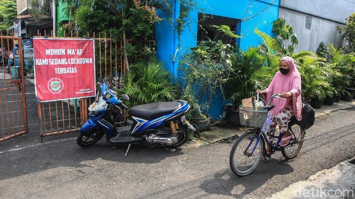 Sebanyak 34 warga di RW 3 Sumur Batu, Kemayoran, Jakarta, positif virus Corona. Saat ini, Satgas COVID-19 telah melakukan karantina mikro (lockdown terbatas) di RW tersebut.