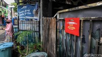 RW 3 melakukan lockdown terbatas setelah 34 warga dinyatakan positif terpapar COVID-19.