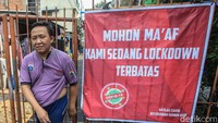 Gang menuju RW 3 juga ditutup. Spanduk bertuliskan Mohon Maaf Kami Sedang Lockdown Terbatas juga terpampang di gepan gang.