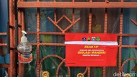Saat ini 34 warga yang positif sudah dirawat di RS Darurat Wisma Atlet Kemayoran, Jakarta Pusat.