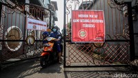 Berita foto lain yang turut menjadi sorotan masyakarta adalah varian Delta atau B1617 yang pertama kali ditemukan di India kini mulai menjadi varian dominan di beberapa negara. Di Indonesia, Menteri Kesehatan Budi Gunadi Sadikin mengatakan varian Delta sudah mendominasi di Kudus, Bangkalan, dan DKI Jakarta. Untuk meminimalisir laju penularan, para ahli tidak henti-hentinya mengingatkan masyarakat tetap disiplin menjalankan protokol kesehatan. Ketentuan ini juga berlaku yang telah divaksinasi. Ari Saputra/Detikcom.