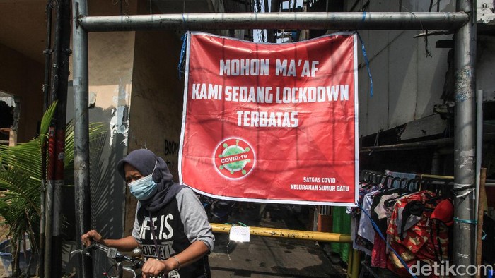 Suasana RW di Kemayoran yang Lockdown Terbatas Sebanyak 34 warga di RW 3 Sumur Batu, Kemayoran, Jakarta, positif virus Corona. Saat ini, Satgas COVID-19 telah melakukan karantina mikro (lockdown terbatas) di RW tersebut.