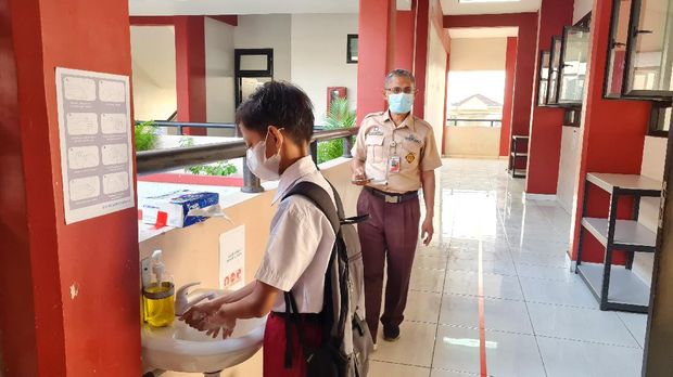 Suasana sekolah tatap muka hari pertama di SDN Pejaten Timur 01 Pagi Jaksel