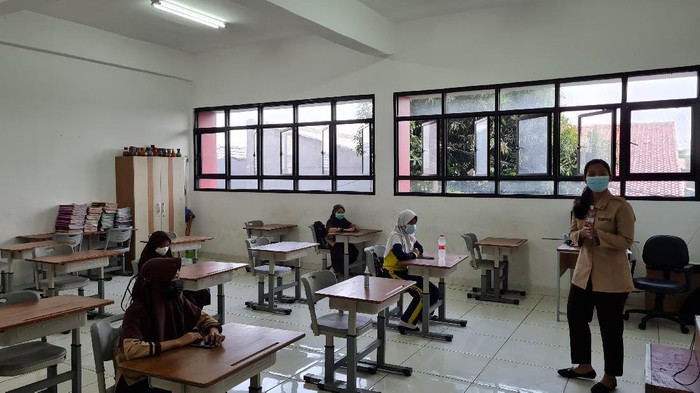 Suasana sekolah tatap muka hari pertama di SDN Pejaten Timur 01 Pagi Jaksel