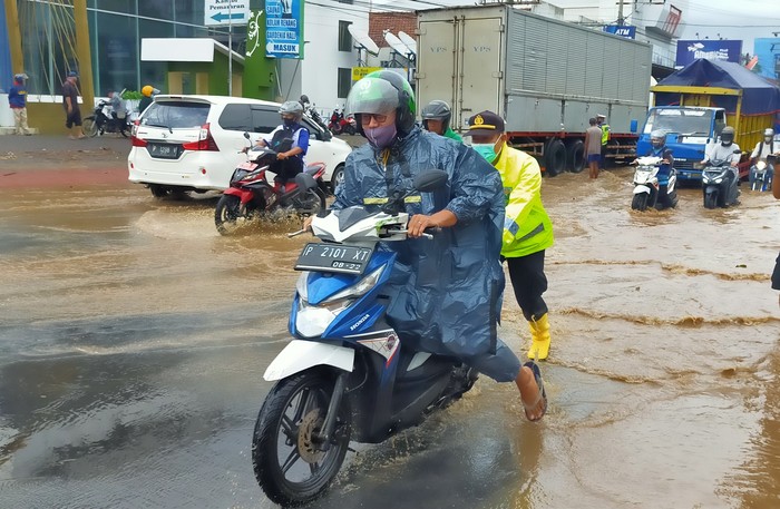 Sungai Bagong di Banyuwangi Meluap
