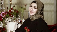 Syahrini juga pernah digosipkan hal yang sama. Ia bahkan melaporkan kasus ini ke polisi pada tahun lalu. Foto: Instagram: @princessyahrini