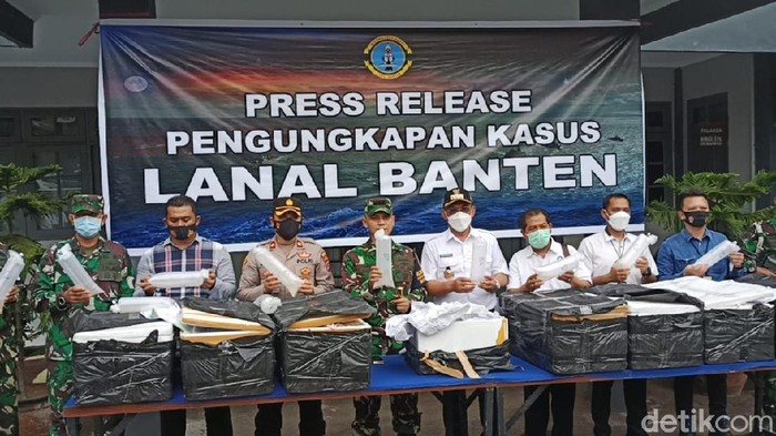 TNI AL gagalkan penyelundupan bayi lobster di Pelabuhan Merak (M Iqbal/detikcom)