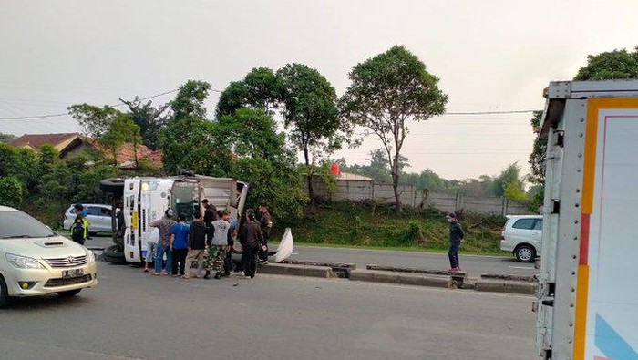 Tronton jenis wing boks terguling di jalur kanalisasi Tol Cikarang Barat, Cikarang Utara pagi ini