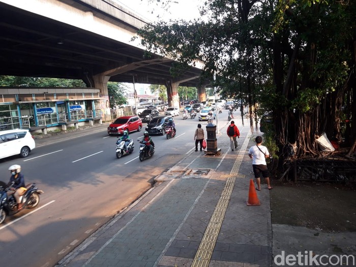 Trotoar di seberang Halte Transjakarta Kayu Putih Rawasari, Jakarta Pusat, 9 Juni 2021. (Rakha Arlyanto Darmawan/detikcom)