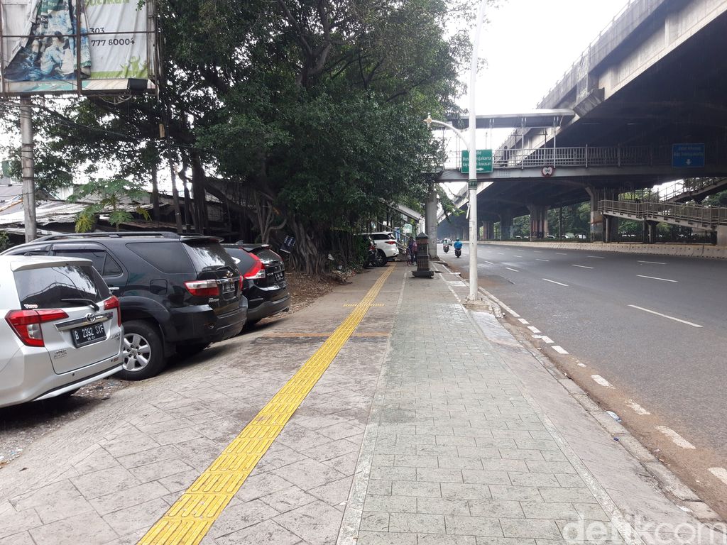 Trotoar di seberang Halte Transjakarta Kayu Putih Rawasari, Jakarta Pusat, 9 Juni 2021. (Rakha Arlyanto Darmawan/detikcom)