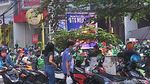 Tumpah Ruah Kerumunan Ojol Imbas BTS Meal di Bandung