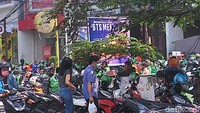 Namun, peluncuran menu makanan itu malah menimbulkan kerumunan orang di Kota Bandung. 