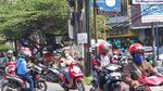Tumpah Ruah Kerumunan Ojol Imbas BTS Meal di Bandung