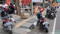 Sejumlah anggota Satlantas Polrestabes Kota Bandung melakukan pengaturan arus lalu lintas di jalan tersebut. Selain menimbulkan kerumunan, kemacetan juga berlangsung di Jalan Raya Soreang-Kopo atau tepatnya diseberang Miko Mal karena banyak motor milik ojol parkir di bahu jalan.