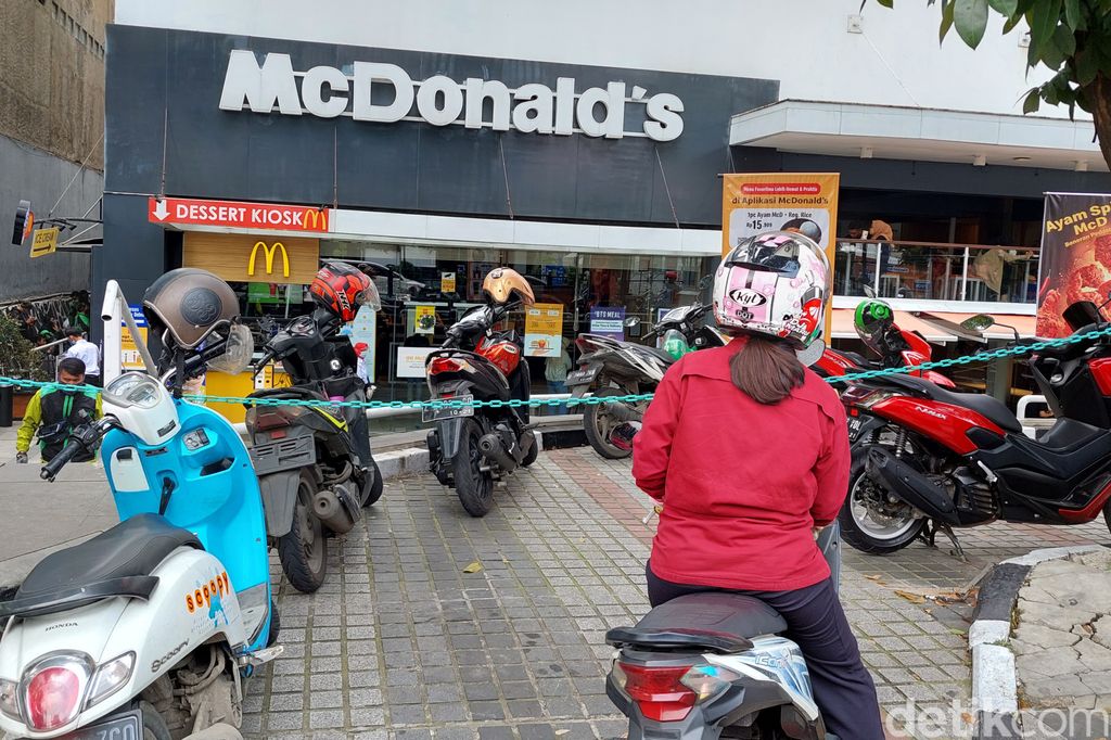 Tak hanya di Jakarta, fenomena BTS Meal yang diluncurkan hari ini oleh McDonald's disambut antusiasme warga di Bandung.
