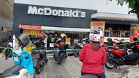 Saat dicek diaplikasi GoFood atau GrabFood sekitar Pukul 13.00 WIB, sejumlah gerai McDonalds tutup sementara. Belum diketahui, penyebab penutupan tersebut.