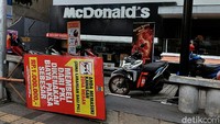 Tak hanya di McDonalds Kopo Mas, hal tersebut juga terjadi di Jalan Merdeka atau sebelah BIP. Belasan sepeda motor parkir terlihat parkir di trotoar. Dari informasi yang dihimpun, antrean memicu kerumunan juga terjadi di gerai McDonalds lainnya seperti di Jalan Gatot Subroto dan Jalan Soekarno Hatta. 