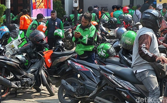 Tak hanya di Jakarta, fenomena BTS Meal yang diluncurkan hari ini oleh McDonalds disambut antusiasme warga di Bandung.