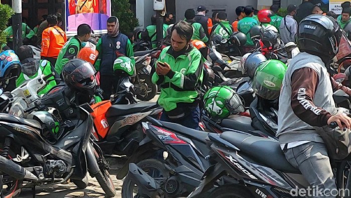 Tak hanya di Jakarta, fenomena BTS Meal yang diluncurkan hari ini oleh McDonalds disambut antusiasme warga di Bandung.
