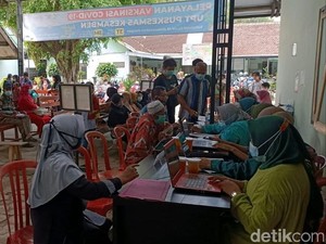 Pemkab Blitar Vaksinasi ke Desa-desa Agar AstraZeneca Tak Kedaluwarsa