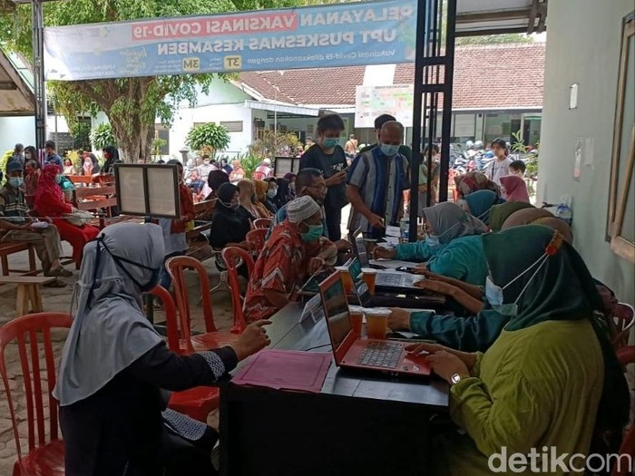 Akhir Mei 2021, Kabupaten Blitar mendapat jatah vaksin AstraZeneca sebanyak 84.000 dosis. Karena masa berlaku vaksin ini habis pada akhir Juni, Pemkab Blitar menjemput bola dengan menggelar vaksinasi sampai ke tingkat desa.