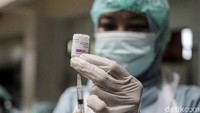Tenaga medis mempersiapkan dosis vaksin COVID-19.