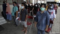 Antrean pedagang yang akan vaksinasi tampak tertib. Mereka juga menjaga jarak selama mengantre.