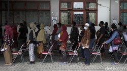 Dinas Kesehatan Kabupaten Sleman melakukan vaksinasi kepada pedagang Sleman, Yogyakarta. Padagang divaksin menggunakan AstraZeneca.