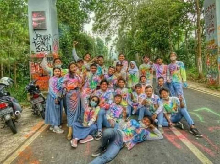 Gapura menuju kawasan wisata Bromo di Kecamatan Tosari, Kabupaten Pasuruan menjadi sasaran vandalisme pelajar. Gapura berwarna abu-abu itu dipenuhi coretan identitas berbagai sekolah.